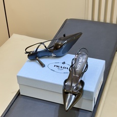 prada 26ss new arrival~高跟鞋 Prada尖头高跟鞋,采用亮面皮革,光泽感满满,法式优雅气质直接拉 prada 26ss new arrival~高跟鞋 Prada尖头高跟鞋,采用亮面皮革,光泽感满满,法式优雅气质直接拉