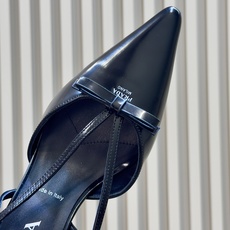 prada 26ss new arrival~高跟鞋 Prada尖头高跟鞋,采用亮面皮革,光泽感满满,法式优雅气质直接拉 prada 26ss new arrival~高跟鞋 Prada尖头高跟鞋,采用亮面皮革,光泽感满满,法式优雅气质直接拉