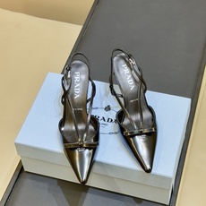 prada 26ss new arrival~高跟鞋 Prada尖头高跟鞋,采用亮面皮革,光泽感满满,法式优雅气质直接拉 prada 26ss new arrival~高跟鞋 Prada尖头高跟鞋,采用亮面皮革,光泽感满满,法式优雅气质直接拉