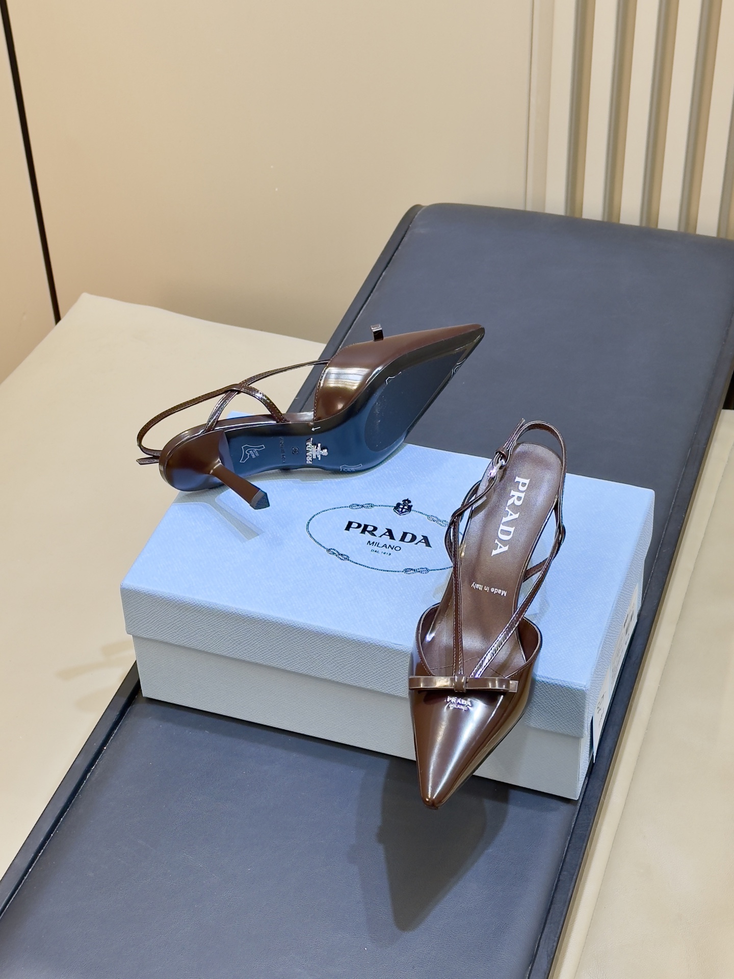 prada 26ss new arrival～高跟鞋 Prada尖头高跟鞋，采用亮面皮革，光泽感满满，法式优雅气质直接拉