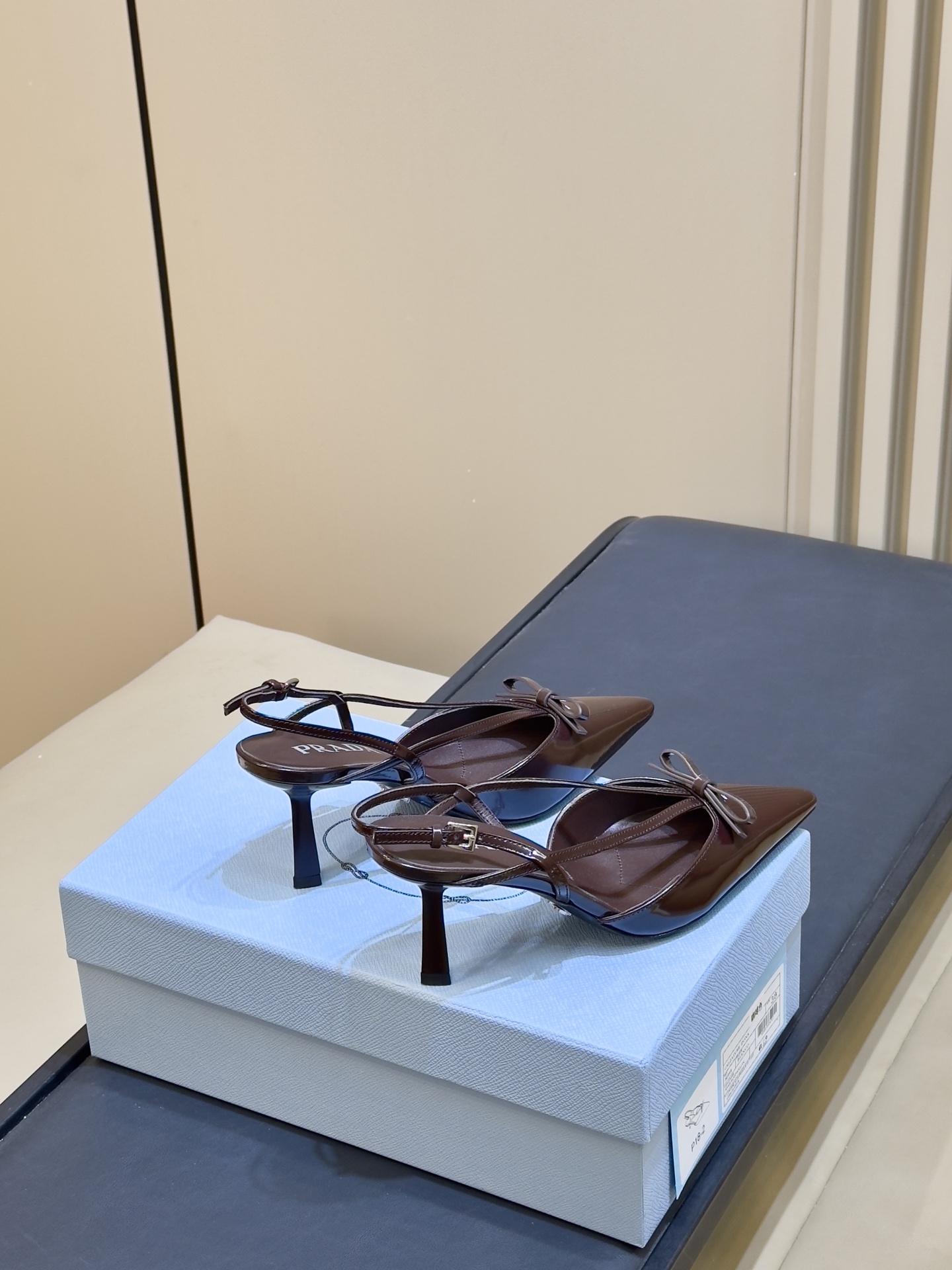 prada 26ss new arrival～高跟鞋 Prada尖头高跟鞋，采用亮面皮革，光泽感满满，法式优雅气质直接拉