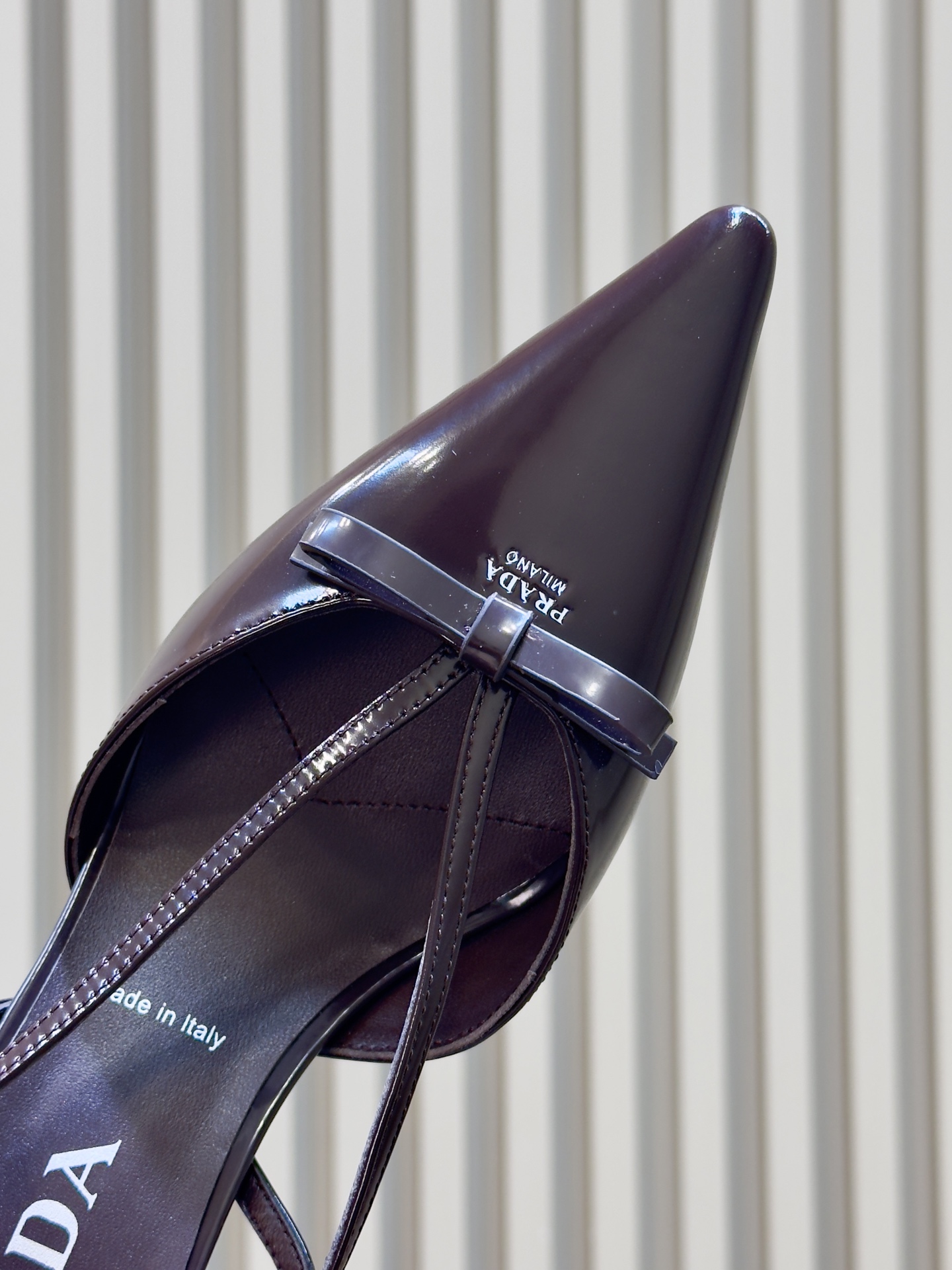 prada 26ss new arrival～高跟鞋 Prada尖头高跟鞋，采用亮面皮革，光泽感满满，法式优雅气质直接拉