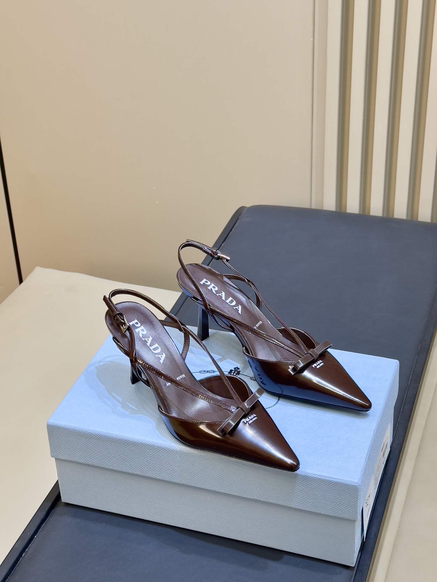 prada 26ss new arrival～高跟鞋 Prada尖头高跟鞋，采用亮面皮革，光泽感满满，法式优雅气质直接拉