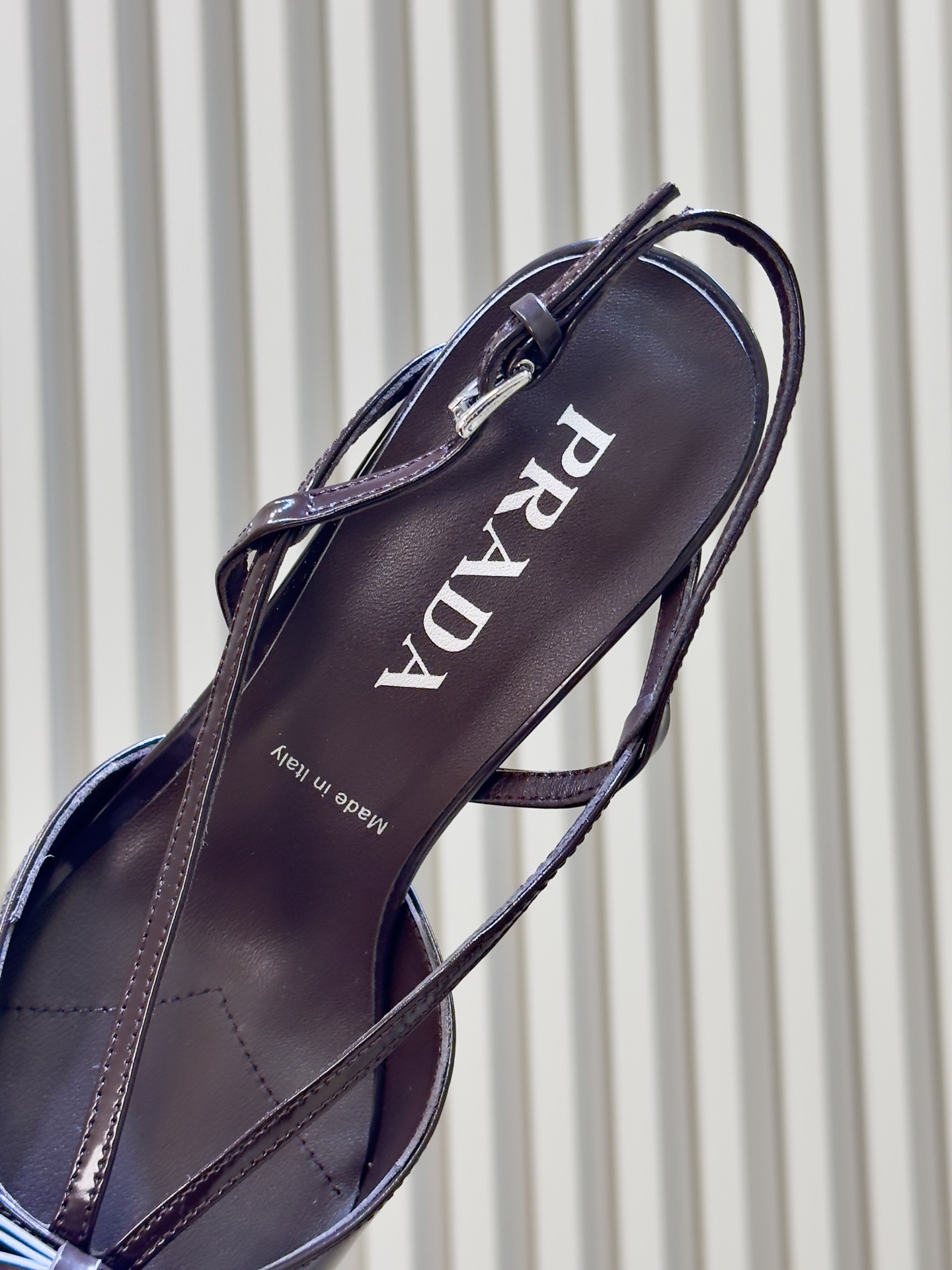 prada 26ss new arrival～高跟鞋 Prada尖头高跟鞋，采用亮面皮革，光泽感满满，法式优雅气质直接拉