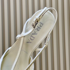 prada 26ss new arrival~高跟鞋 Prada尖头高跟鞋,采用亮面皮革,光泽感满满,法式优雅气质直接拉 prada 26ss new arrival~高跟鞋 Prada尖头高跟鞋,采用亮面皮革,光泽感满满,法式优雅气质直接拉