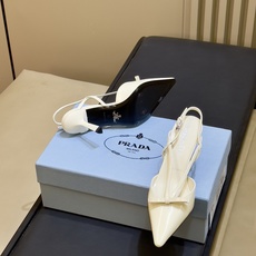 prada 26ss new arrival~高跟鞋 Prada尖头高跟鞋,采用亮面皮革,光泽感满满,法式优雅气质直接拉 prada 26ss new arrival~高跟鞋 Prada尖头高跟鞋,采用亮面皮革,光泽感满满,法式优雅气质直接拉