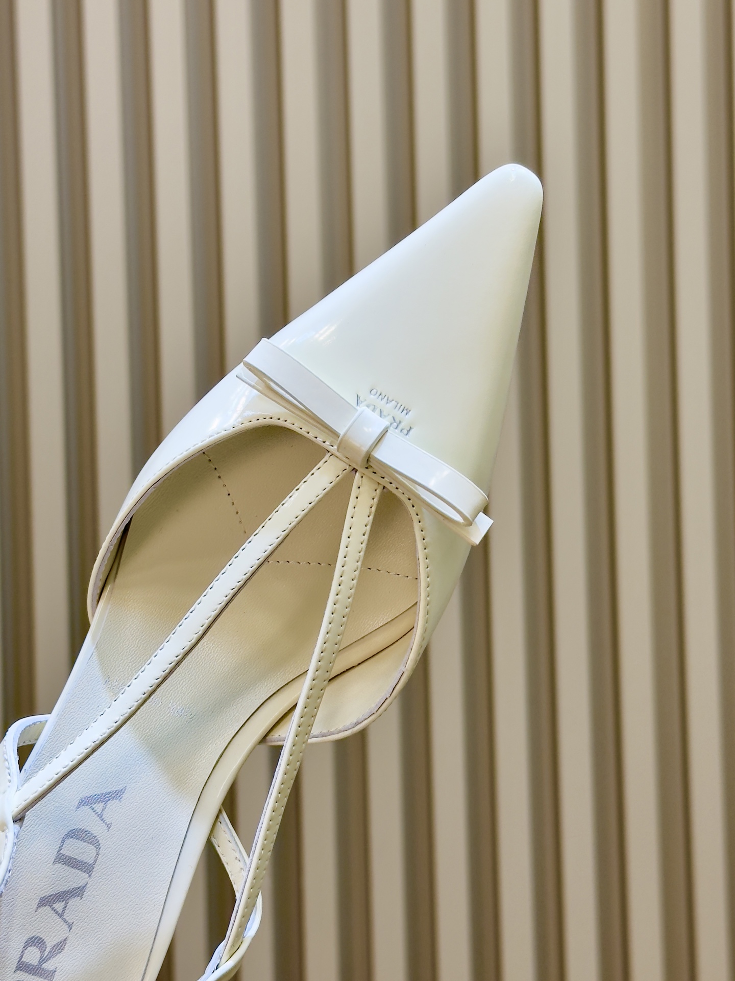 prada 26ss new arrival~高跟鞋 Prada尖头高跟鞋,采用亮面皮革,光泽感满满,法式优雅气质直接拉 prada 26ss new arrival~高跟鞋 Prada尖头高跟鞋,采用亮面皮革,光泽感满满,法式优雅气质直接拉