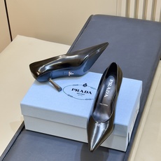 prada 26ss new arrival~高跟鞋 Prada尖头高跟鞋,采用亮面皮革,光泽感满满,法式优雅气质直接拉 prada 26ss new arrival~高跟鞋 Prada尖头高跟鞋,采用亮面皮革,光泽感满满,法式优雅气质直接拉