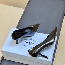prada 26ss new arrival~高跟鞋 Prada尖头高跟鞋,采用亮面皮革,光泽感满满,法式优雅气质直接拉 prada 26ss new arrival~高跟鞋 Prada尖头高跟鞋,采用亮面皮革,光泽感满满,法式优雅气质直接拉