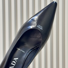 prada 26ss new arrival~高跟鞋 Prada尖头高跟鞋,采用亮面皮革,光泽感满满,法式优雅气质直接拉 prada 26ss new arrival~高跟鞋 Prada尖头高跟鞋,采用亮面皮革,光泽感满满,法式优雅气质直接拉