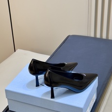 prada 26ss new arrival~高跟鞋 Prada尖头高跟鞋,采用亮面皮革,光泽感满满,法式优雅气质直接拉 prada 26ss new arrival~高跟鞋 Prada尖头高跟鞋,采用亮面皮革,光泽感满满,法式优雅气质直接拉