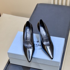 prada 26ss new arrival~高跟鞋 Prada尖头高跟鞋,采用亮面皮革,光泽感满满,法式优雅气质直接拉 prada 26ss new arrival~高跟鞋 Prada尖头高跟鞋,采用亮面皮革,光泽感满满,法式优雅气质直接拉