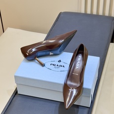 prada 26ss new arrival~高跟鞋 Prada尖头高跟鞋,采用亮面皮革,光泽感满满,法式优雅气质直接拉 prada 26ss new arrival~高跟鞋 Prada尖头高跟鞋,采用亮面皮革,光泽感满满,法式优雅气质直接拉