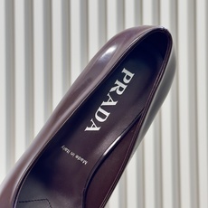 prada 26ss new arrival~高跟鞋 Prada尖头高跟鞋,采用亮面皮革,光泽感满满,法式优雅气质直接拉 prada 26ss new arrival~高跟鞋 Prada尖头高跟鞋,采用亮面皮革,光泽感满满,法式优雅气质直接拉