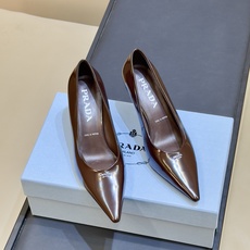 prada 26ss new arrival~高跟鞋 Prada尖头高跟鞋,采用亮面皮革,光泽感满满,法式优雅气质直接拉 prada 26ss new arrival~高跟鞋 Prada尖头高跟鞋,采用亮面皮革,光泽感满满,法式优雅气质直接拉