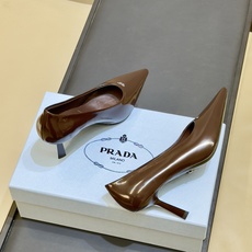 prada 26ss new arrival~高跟鞋 Prada尖头高跟鞋,采用亮面皮革,光泽感满满,法式优雅气质直接拉 prada 26ss new arrival~高跟鞋 Prada尖头高跟鞋,采用亮面皮革,光泽感满满,法式优雅气质直接拉