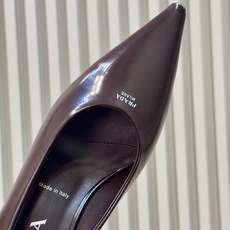 prada 26ss new arrival~高跟鞋 Prada尖头高跟鞋,采用亮面皮革,光泽感满满,法式优雅气质直接拉 prada 26ss new arrival~高跟鞋 Prada尖头高跟鞋,采用亮面皮革,光泽感满满,法式优雅气质直接拉