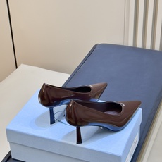 prada 26ss new arrival~高跟鞋 Prada尖头高跟鞋,采用亮面皮革,光泽感满满,法式优雅气质直接拉 prada 26ss new arrival~高跟鞋 Prada尖头高跟鞋,采用亮面皮革,光泽感满满,法式优雅气质直接拉