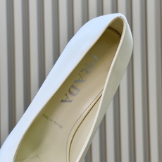 prada 26ss new arrival~高跟鞋 Prada尖头高跟鞋,采用亮面皮革,光泽感满满,法式优雅气质直接拉 prada 26ss new arrival~高跟鞋 Prada尖头高跟鞋,采用亮面皮革,光泽感满满,法式优雅气质直接拉