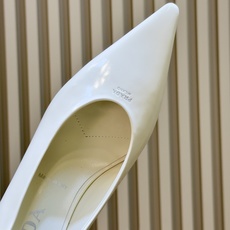 prada 26ss new arrival~高跟鞋 Prada尖头高跟鞋,采用亮面皮革,光泽感满满,法式优雅气质直接拉 prada 26ss new arrival~高跟鞋 Prada尖头高跟鞋,采用亮面皮革,光泽感满满,法式优雅气质直接拉