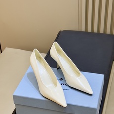 prada 26ss new arrival~高跟鞋 Prada尖头高跟鞋,采用亮面皮革,光泽感满满,法式优雅气质直接拉 prada 26ss new arrival~高跟鞋 Prada尖头高跟鞋,采用亮面皮革,光泽感满满,法式优雅气质直接拉