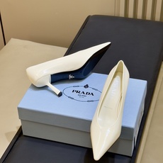 prada 26ss new arrival~高跟鞋 Prada尖头高跟鞋,采用亮面皮革,光泽感满满,法式优雅气质直接拉 prada 26ss new arrival~高跟鞋 Prada尖头高跟鞋,采用亮面皮革,光泽感满满,法式优雅气质直接拉