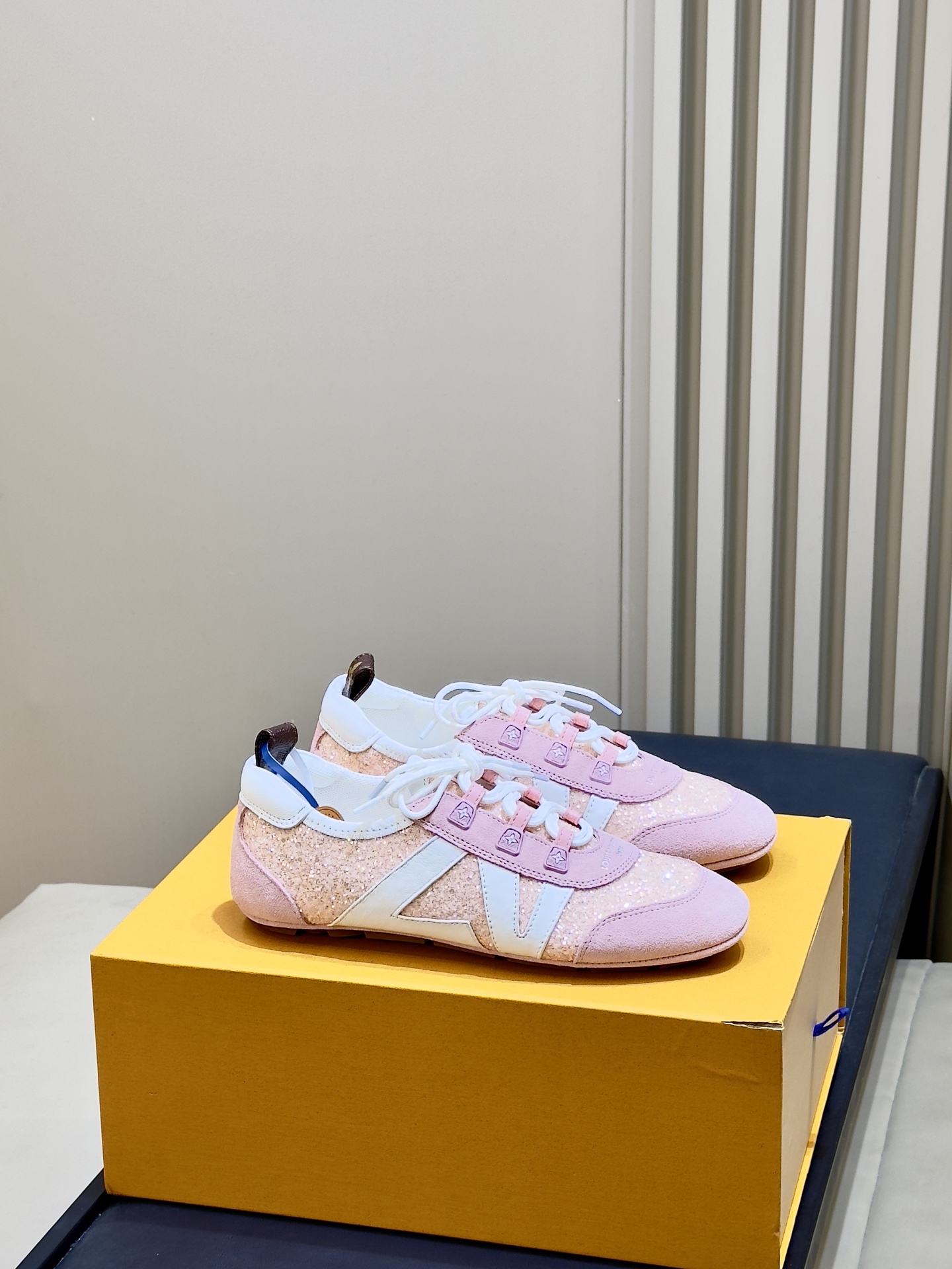 NO:922543,Top quality LV 26ss new arrival～The new sequined De Xun sneakers are so beautiful, jade green, taro purple, khaki and pink, my god they are all in such magical colors, they are so catchy, I want every color!  The lambskin upper is very soft, and the sole is a new flower that bloomed this year. It is very beautiful and very durable!  size 35-41,casual shoes/sports shoes,louis vuitton,sneakers,sheepskin19860909顶级品质 LV 26ss new arrival～新款亮片德训运动鞋 也太好看了吧,玉绿色、香芋紫、卡其配粉,妈呀都是些什么神仙配色啊,太抓人了,每个配色都想要！ 小羊皮哦鞋面特别软,鞋底是今年新开的底花很漂亮,很耐穿的感觉！ size 35-41,休闲鞋/运动鞋,louis vuitton,sneakers,sheepskin,Women's Shoes