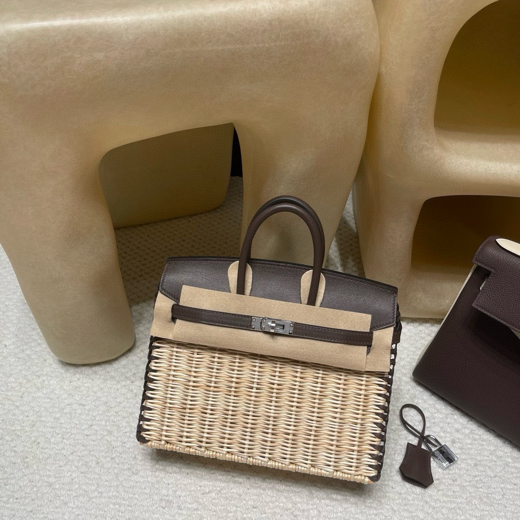 NO:699482,Birkin icnic picnic bag, the most luxurious picnic equipment. The bamboo woven bag that makes people fall in love at first sight. Compared with bags made of other materials, this kind of bamboo woven bag has a more comfortable holiday feeling. It not only reveals a fashionable atmosphere, but also has a unique charm!  0G saddle red,Hermes,hermes,Hermes,19860909Birkin icnic 野餐包,野餐最豪华装备 让人一见倾心的竹编包 相比其他材质的包包、这样的竹编更度假的的惬意感觉 不仅透出时髦气息、更是独特魅力！ 0G 马鞍红,爱马仕,hermes,Hermes,,Bag