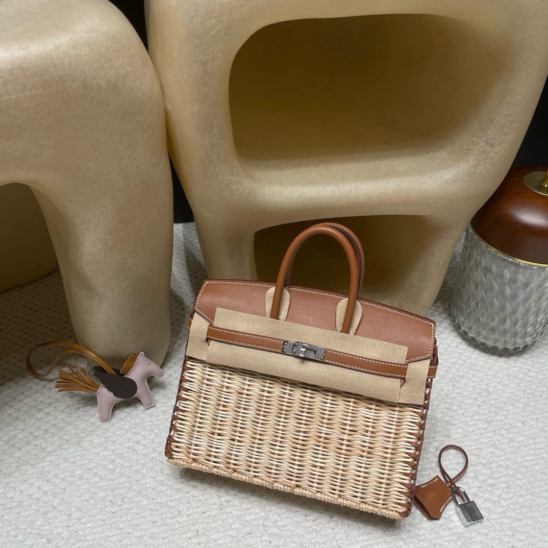 NO:699481,Birkin icnic picnic bag, the most luxurious picnic equipment. The bamboo woven bag that makes people fall in love at first sight. Compared with bags made of other materials, this kind of bamboo woven bag has a more comfortable holiday feeling. It not only reveals a fashionable atmosphere, but also has a unique charm!  37 gold brown silver buckle,Hermes,hermes,Hermes,19860909Birkin icnic 野餐包,野餐最豪华装备 让人一见倾心的竹编包 相比其他材质的包包、这样的竹编更度假的的惬意感觉 不仅透出时髦气息、更是独特魅力！ 37 金棕 银扣,爱马仕,hermes,Hermes,,Bag