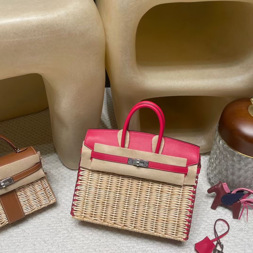 NO:699477,Birkin icnic picnic bag, the most luxurious picnic equipment. The bamboo woven bag that makes people fall in love at first sight. Compared with bags made of other materials, this kind of bamboo woven bag has a more comfortable holiday feeling. It not only reveals a fashionable atmosphere, but also has a unique charm!  90 raspberry silver buckle,Hermes,hermes,Hermes,19860909Birkin icnic 野餐包,野餐最豪华装备 让人一见倾心的竹编包 相比其他材质的包包、这样的竹编更度假的的惬意感觉 不仅透出时髦气息、更是独特魅力！ 90 覆盆子 银扣,爱马仕,hermes,Hermes,,Bag