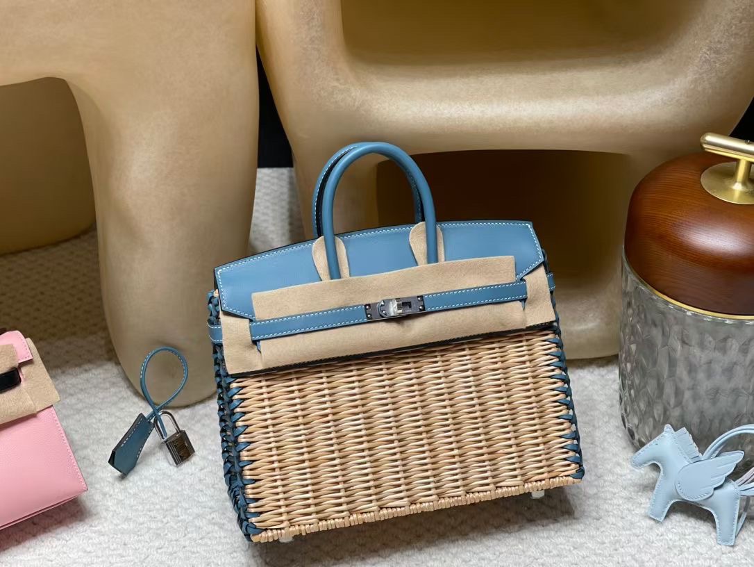 NO:699475,Birkin icnic picnic bag, the most luxurious picnic equipment. The bamboo woven bag that makes people fall in love at first sight. Compared with bags made of other materials, this kind of bamboo woven bag has a more comfortable holiday feeling. It not only reveals a fashionable atmosphere, but also has a unique charm!  75 denim blue silver,Hermes,hermes,Hermes,19860909Birkin icnic 野餐包,野餐最豪华装备 让人一见倾心的竹编包 相比其他材质的包包、这样的竹编更度假的的惬意感觉 不仅透出时髦气息、更是独特魅力！ 75 牛仔蓝 银,爱马仕,hermes,Hermes,,Bag