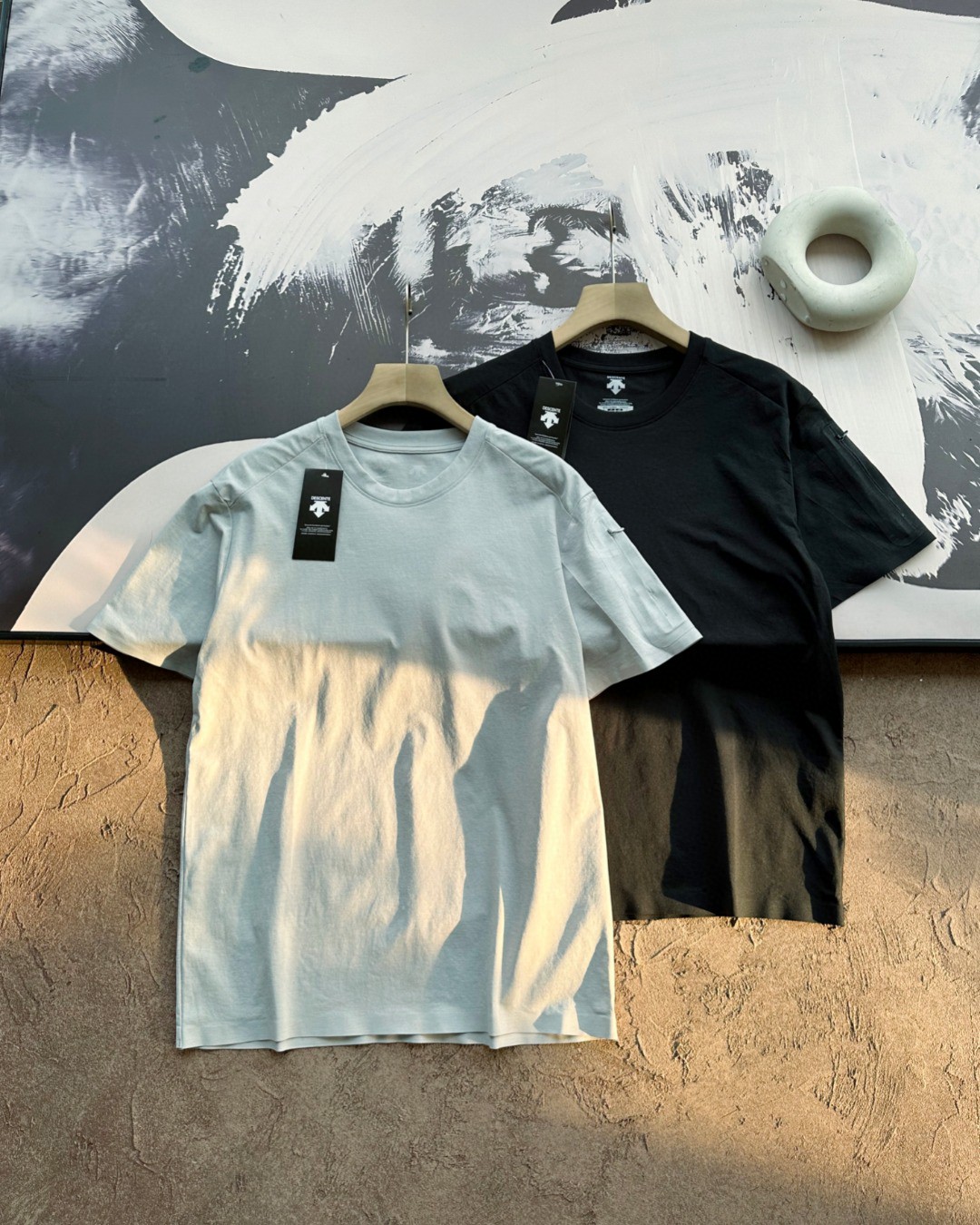 💰165包邮
DESCENTE迪桑特25ss 新款经典冰丝速干T恤短袖,
特殊客供进口抗菌面料!吸湿冰感排汗无痕短袖
重磅打造最新款短袖T恤!!意犹未尽……这么简单却有着拍不完的质感,顶级品质🔥高端系列。。。
这款高品质的短袖凭借优雅与极简的设计脱颖而出……经典迪桑特立体硅胶Logo,内穿外穿均可!!入手便知非常柔软,表面有着舒柔的滑滑感!不起球!不掉色!上身亲肤感极好!!面料带有很好的弹力,舒适透气修身显瘦的同时又无束缚感,
细看各处细节都非常精细,工艺要求非常高,袖口下摆压胶线工艺,穿搭上多一份时尚,这款不仅可以内搭打底还可以单穿
贸易公司渠道稀出,领先官网发售!
以及基础休闲的版型裁剪工艺,
严丝合缝的平顺走线细节,
足够成就完美的上身款型感,
品控细节控必入
-颜色:黑色 白色
-颜色:黑色 白色
-尺码:L-4XL
衣长 肩宽 胸围 建议体重
L 70 55 114 115-135
XL 72 58 120 135-155
2XL 74 61 126 155-175
3XL 76 64 132 175-195
4XL 78 68 138 195-215