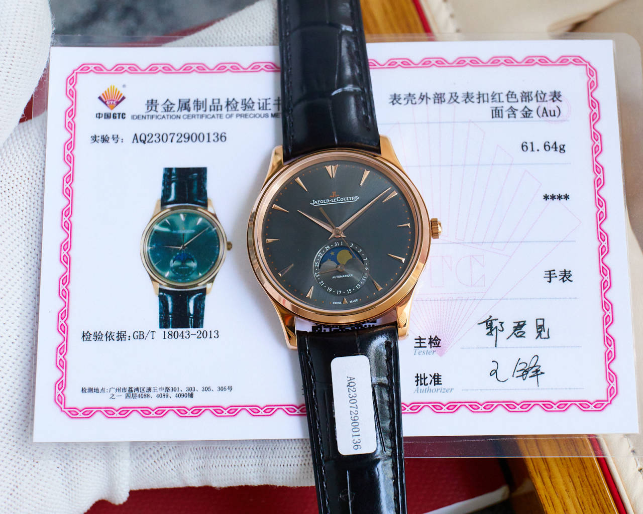 NO:143691,Jaeger-LeCoultre JL Moon Phase Master Series The people-friendly version of the gold you want is here!  !  18k bag of gold rose gold. With Chinese GTC testing certificate. RW1 100% bag of gold. Supports re-testing. Jaeger-LeCoultre Moon Phase Master series corrects all shortcomings of any version available on the market. The classic moon phase dial shows romantic feelings!  The simple and capable shell is polished in fine grinding to ensure that the polishing process is consistent and the texture is synchronized with authentic products. It is equipped with a crocodile leather cowhide strap, and the case diameter is 39mmX9.9mm and synchronizes with the original. The sub-disk at six o'clock has a double period display of the solar lunar calendar (moon phase) and the moon phase turns one round per month, and the function is consistent with the authentic products. It uses a modified Cal./1 movement of Jaeger-LeCoultre, which has a 100% function synchronized with the original self-produced movement. It moves stably and has a firm quality. It is observed from the side that there is a slight curvature. In order to achieve this effect, it takes time and effort to adjust the mold many times to ensure that the charm and feeling can be compared with the original. Jaeger-LeCoultre, the moon phase master, meets all your beautiful feelings for the moon phase. Exquisite recommendations for men's mechanical watches carefully create super real objects for you, jaeger-lecoultre, cowhide, crocodile skin19860909积家 JL 月相大师系列 你们要的亲民版包金来啦 ！！ 18k包金玫瑰金.配中国GTC检测证书.RW1 百分百包金 .支持重新检测.积家月相大师系列,修正现市面任何版本的所有不足之处.经典月相表盘,尽显浪漫情怀！简约干练的外壳打磨精细,确保打磨工艺吻合,质感同步正品.配鳄鱼皮送牛皮表带,表壳直径39mmX9.9mm与原装同步.六点钟的子盘拥有阳历阴历（月相）双期显示,月相一月转一圈, 功能和正品一致.采用改积家自产Cal./1机芯,功能百分百同步原装自产机芯.走时稳定,素质坚挺.从侧面观察腕表盘面发现有微微的弧度,为了达到这一效果,耗时费力多次调整模具,确保神韵和感觉能与原装相媲美.积家月相大师,满足您对月相的一切美好情怀.精致推荐男士机械腕表 为你精心打造超真实实物图拍摄,,jaeger-lecoultre,cowhide,crocodile skin,Watch