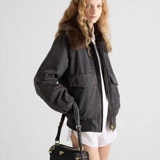 全皮系🎉PRADA 专柜 新款🎉【原单品质+对版专柜五金】 头层皱漆牛皮-绒面麂皮锁头包🎉这款单肩包采用 全皮系🎉PRADA 专柜 新款🎉【原单品质+对版专柜五金】 头层皱漆牛皮-绒面麂皮锁头包🎉这款单肩包采用