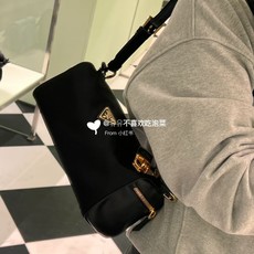全皮系🎉PRADA 专柜 新款🎉【原单品质+对版专柜五金】 头层皱漆牛皮-绒面麂皮锁头包🎉这款单肩包采用 全皮系🎉PRADA 专柜 新款🎉【原单品质+对版专柜五金】 头层皱漆牛皮-绒面麂皮锁头包🎉这款单肩包采用