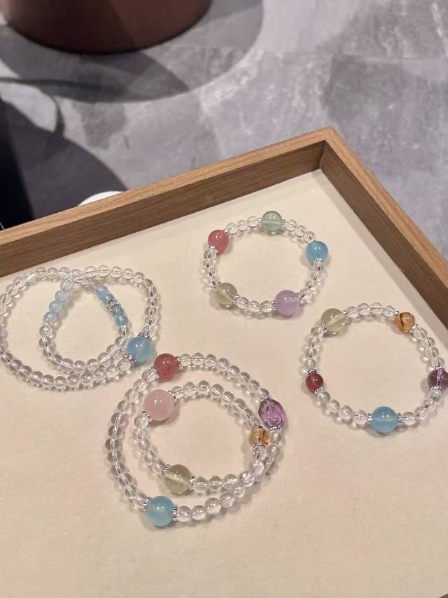 -白水晶+海蓝宝双圈

蓝白cp组合是冰冰透透的感觉🌊
白水晶属于高频能量之王🌟 主净化提升专注力💡和海蓝宝搭配 舒缓平衡情绪