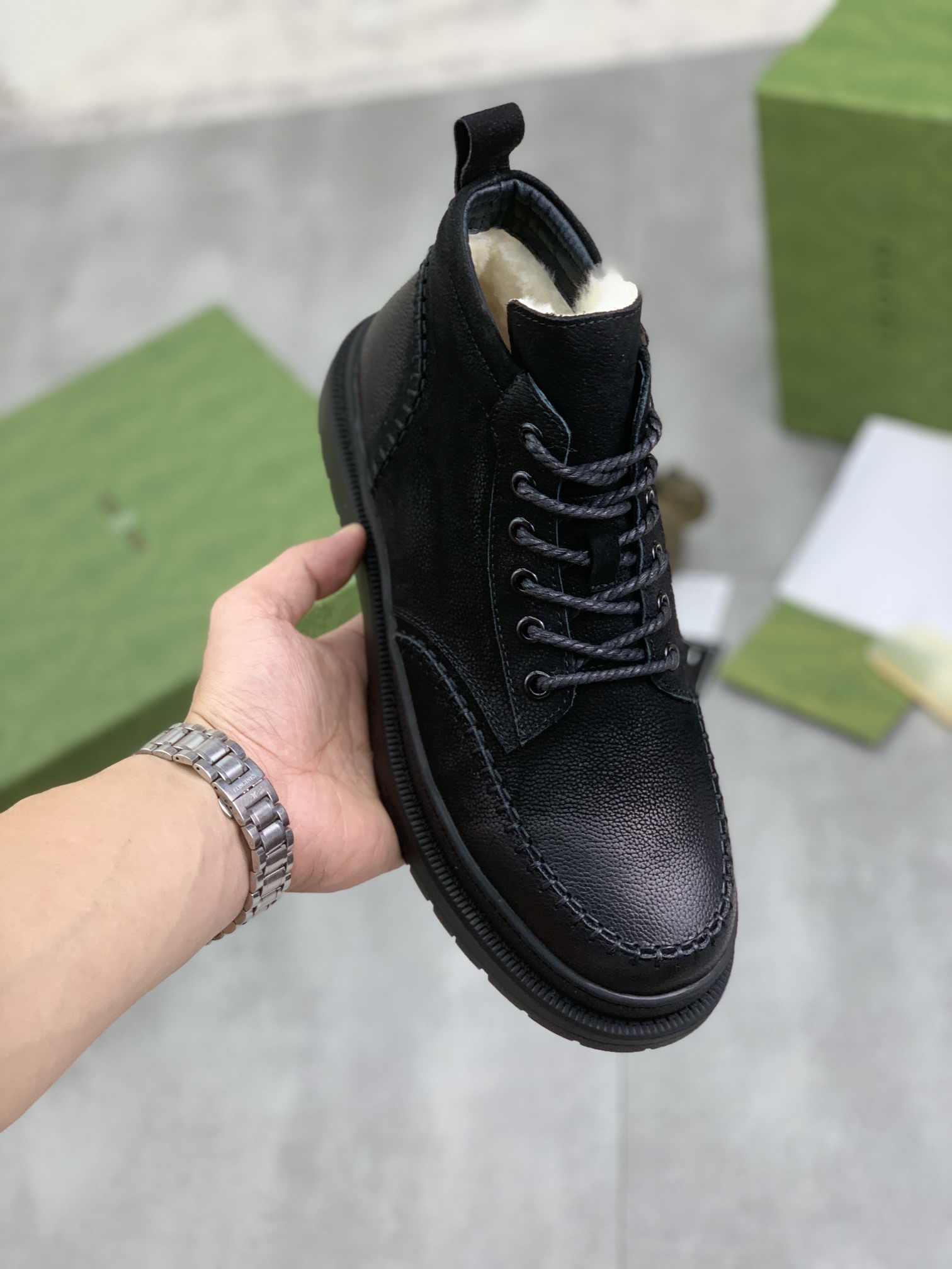 NO:575043,[Real Price] 'Real Wool' [GUCCI] Popular Men's Shoes Official Website Synchronizes Authentic Quality [Proud] It is not comparable to the imitations in the general market. The upper is imported Italian frosted cowhide, and the inner padding is made of genuine wool. Only Grade A can show the effect. The shoe has a smooth and delicate feel and is grand. Only genuine manufacturers can achieve the perfect toughness of the original outsole to allow customers to bid farewell to one-time consumption. Real wool lining is super warm. Black. Available in sizes 37-45, gucci, cowhide.19860909【实价】 《真羊毛》【GUCCI】爆款男鞋官方网同步正品品质[得意]不是一般市场仿货可比拟的鞋面为进口意大利磨砂牛皮,内里垫脚级真羊毛只有A级才能显效果 手感柔滑细腻鞋型大气,只有正品厂才能做到原厂大底完美的韧性 才能让客户告别一次性消费 真羊毛里 超级保暖.黑色 可选 码数37-45,,gucci,cowhide,Men's shoes