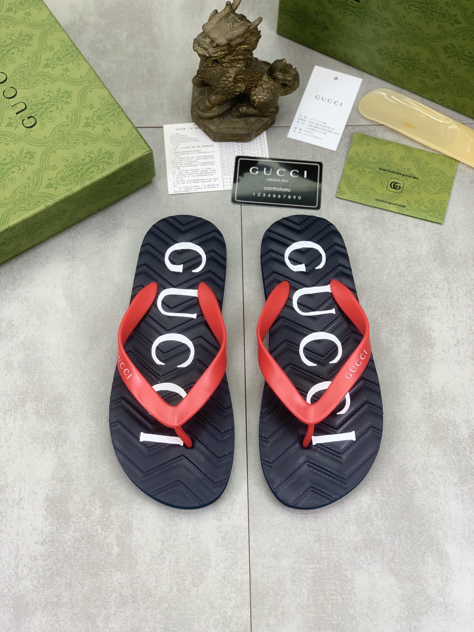 工厂价P195🆘 【GUCCI】古驰新款休闲拖鞋,官网1:1、高品质 完美做工 透射出一种尊贵奢华,高端超凡工艺中升华其奢侈定义.码数. 3⃣️色可️选