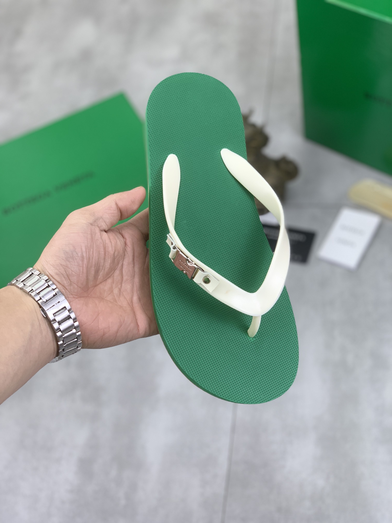 NO:778131,[Real price] [BOTTEGA VENETA] New casual flip-flops, official website 1:1, high quality, perfectly made to convey a kind of noble luxury, sublimating its definition of luxury in Gucci's high-end extraordinary craftsmanship. Size; 38-46.4 color selection,,bottega veneta, slippers19860909【实价】【BOTTEGA VENETA】新款休闲人字拖鞋,官网1:1、高品质 完美做透射出一种尊贵奢华,于古奇高端超凡工艺中升华其奢侈定义.码数；38-46.4色选,,bottega veneta,slippers,Men's shoes