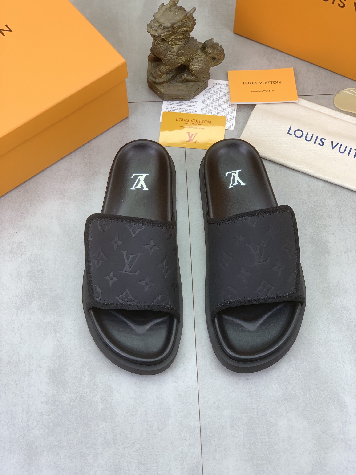 Pyjdle，Louis Vuitton·路易威登男士魔术贴拖鞋，原单品质，专柜同步发售，意大利进口原版面料 原厂特供原版底，码数：38-46