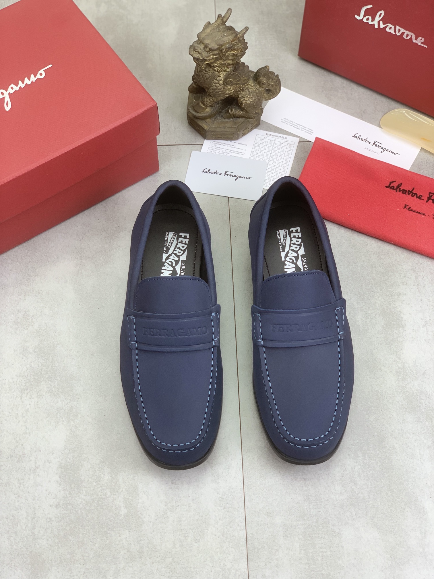 工厂价P240💰【实价】水染牛里 🆘【Salvatore Ferragamo】菲拉格慕 男士最新款休闲商务皮鞋！专柜同步上市！面料采用专用进口原版小牛皮，内里采用进口水染牛皮，绝对的奢华打造，引领时尚潮流。配码：38-45；3⃣️色可选