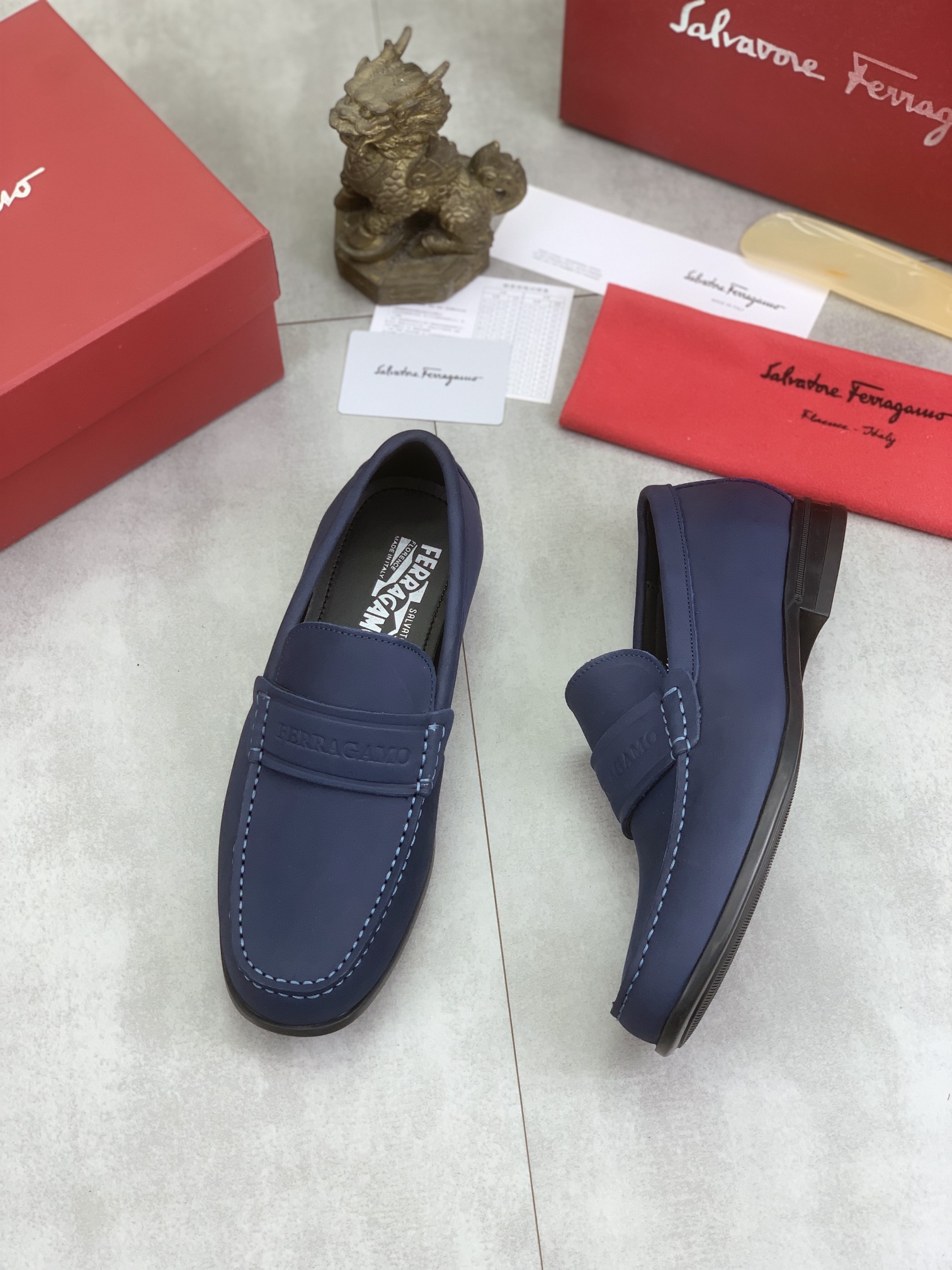 工厂价P240💰【实价】水染牛里 🆘【Salvatore Ferragamo】菲拉格慕 男士最新款休闲商务皮鞋！专柜同步上市！面料采用专用进口原版小牛皮，内里采用进口水染牛皮，绝对的奢华打造，引领时尚潮流。配码：38-45；3⃣️色可选