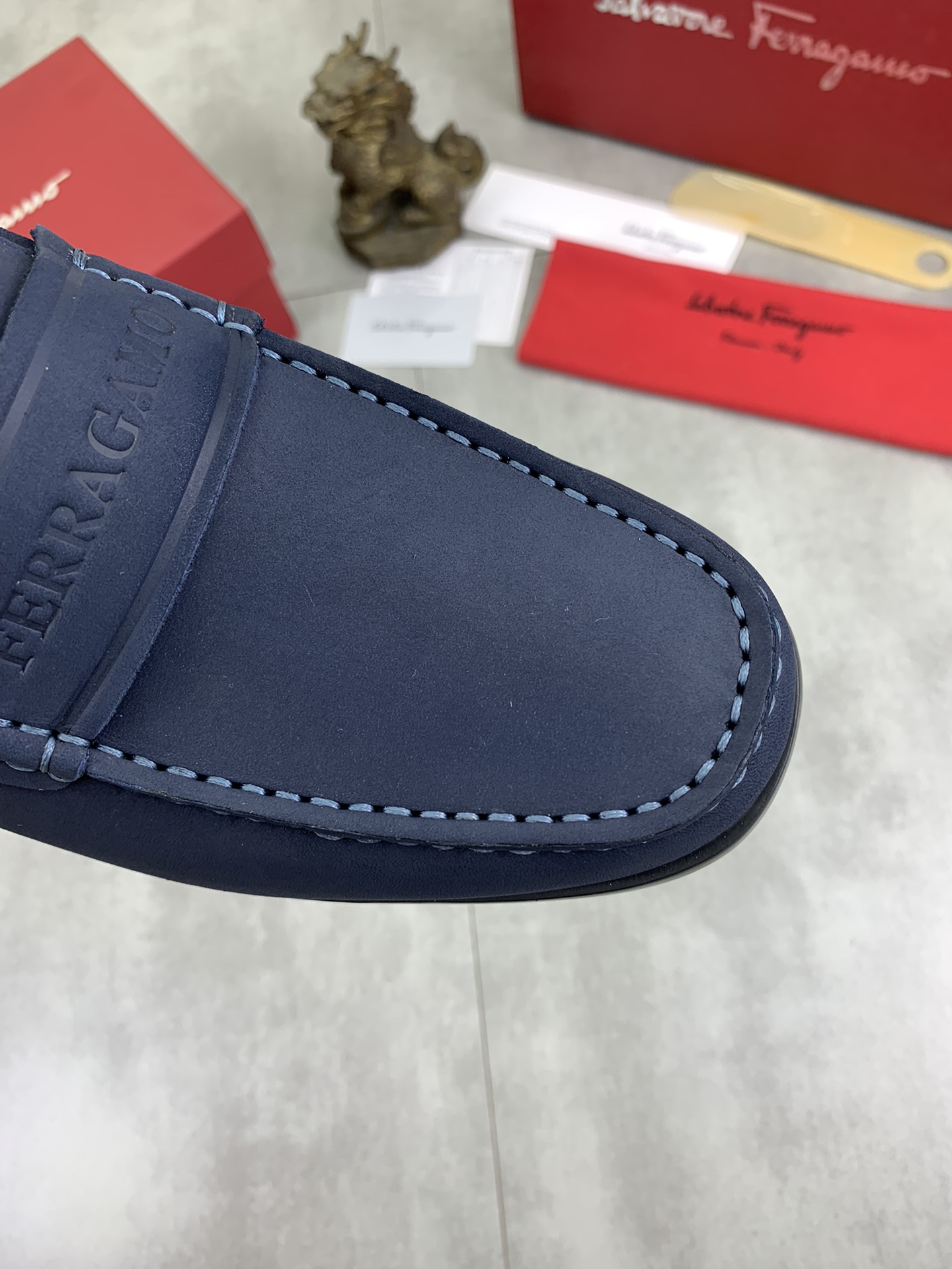 工厂价P240💰【实价】水染牛里 🆘【Salvatore Ferragamo】菲拉格慕 男士最新款休闲商务皮鞋！专柜同步上市！面料采用专用进口原版小牛皮，内里采用进口水染牛皮，绝对的奢华打造，引领时尚潮流。配码：38-45；3⃣️色可选