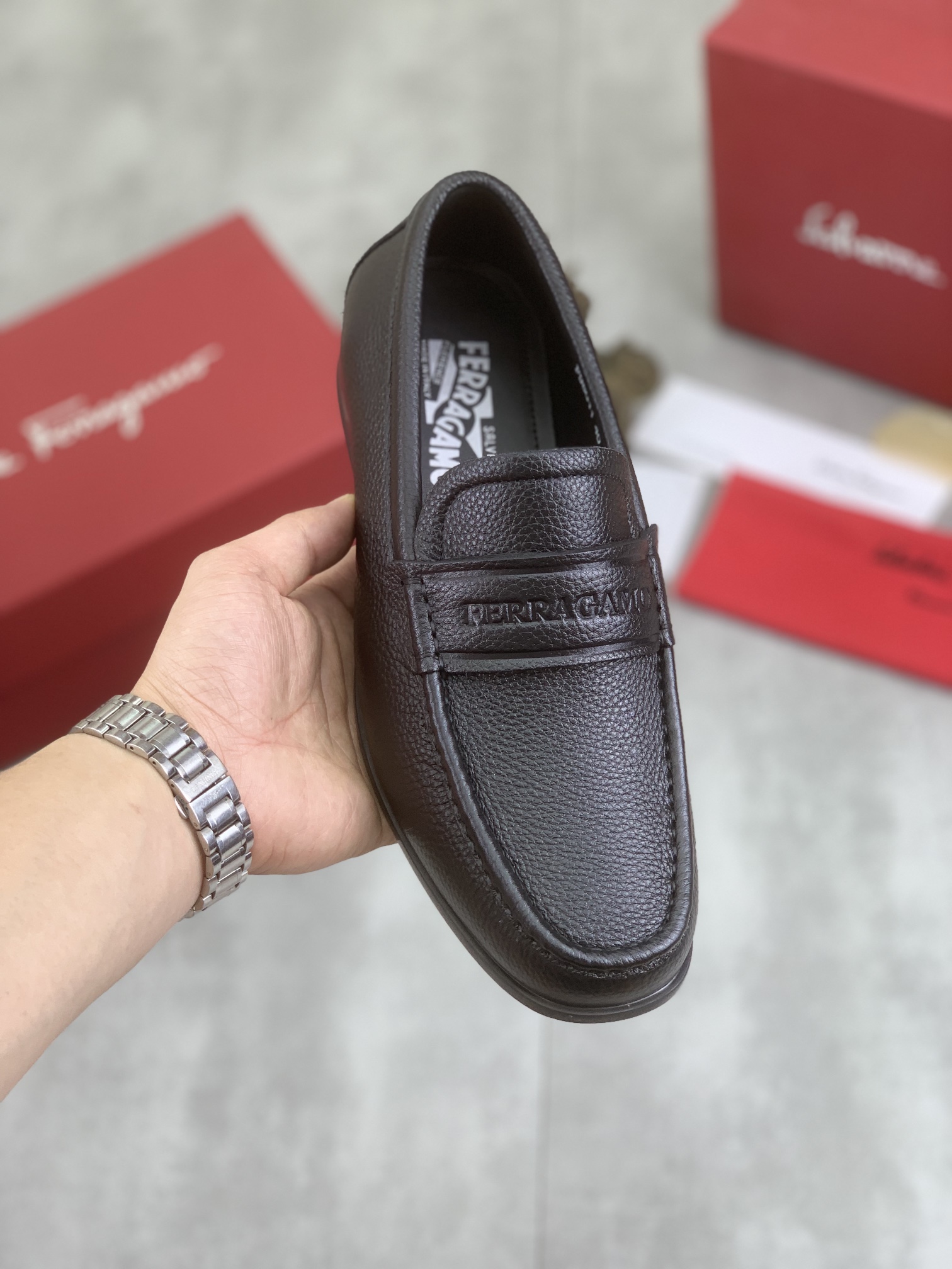 NO:355399,【Real Price】Soiled Beef 【Salvatore Ferragamo】Ferragamo Men’s latest casual business leather shoes!  The counter will be launched simultaneously!  The fabric is made of special imported original calf leather, and the inner part is made of imported water-dyed cowhide, which is absolutely luxurious and leads the fashion trend. Code 38-45; 3 colors are available, louis vuitton, ferragamo, ferragamo, cowhide19860909【实价】水染牛里【Salvatore Ferragamo】菲拉格慕 男士最新款休闲商务皮鞋！专柜同步上市！面料采用专用进口原版小牛皮,内里采用进口水染牛皮,绝对的奢华打造,引领时尚潮流.配码38-45；3色可选,,louis vuitton,ferragamo,ferragamo,cowhide,Men's shoes