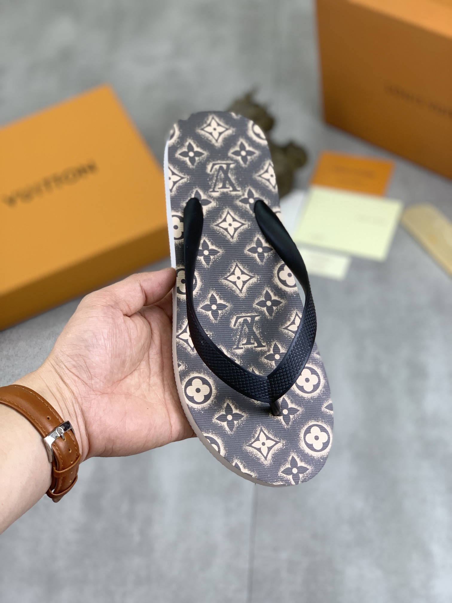 NO:279389,[Real Price] [LOUIS VUITTON] New couple casual flip flops, official website 1:1, high quality, perfectly made to transmit a kind of noble luxury, sublimating its definition of luxury in the high-end and extraordinary craftsmanship of Guqi. Number of 36-45 Multi-color selection,,louis vuitton,slippers19860909【实价】【LOUIS VUITTON】新款情侣休闲人字拖鞋,官网1:1、高品质 完美做透射出一种尊贵奢华,于古奇高端超凡工艺中升华其奢侈定义.码数36-45 多色选,,louis vuitton,slippers,Men's shoes