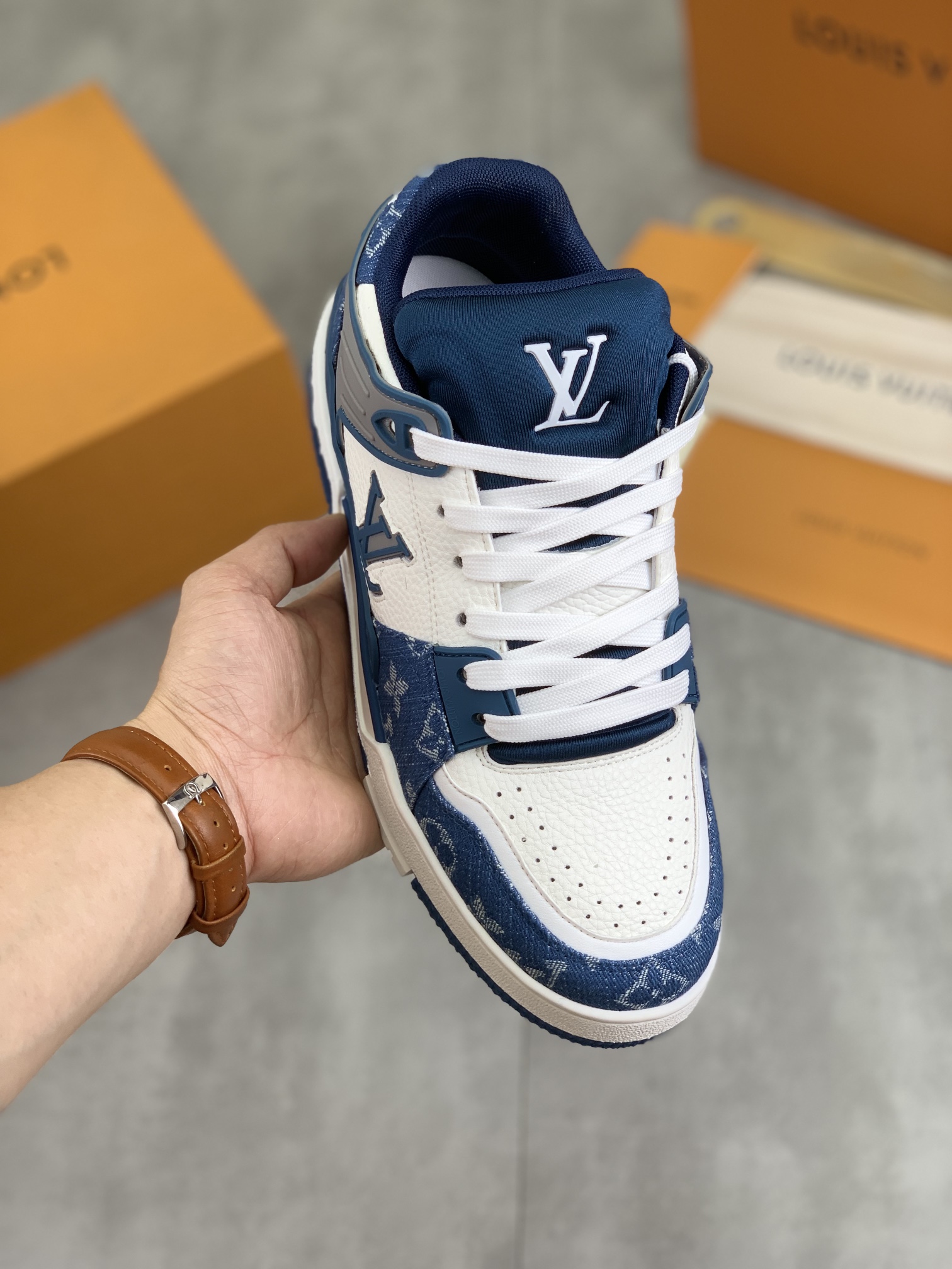 工厂价 实价高版本  LV 24春款新款 trainer2LVfw篮球运动鞋90‘s vibe完全颠覆了之前的设计，这次是低帮➕原版设计，有点像老款篮球和aj6融合，脚感超舒服，如果你正年少，1