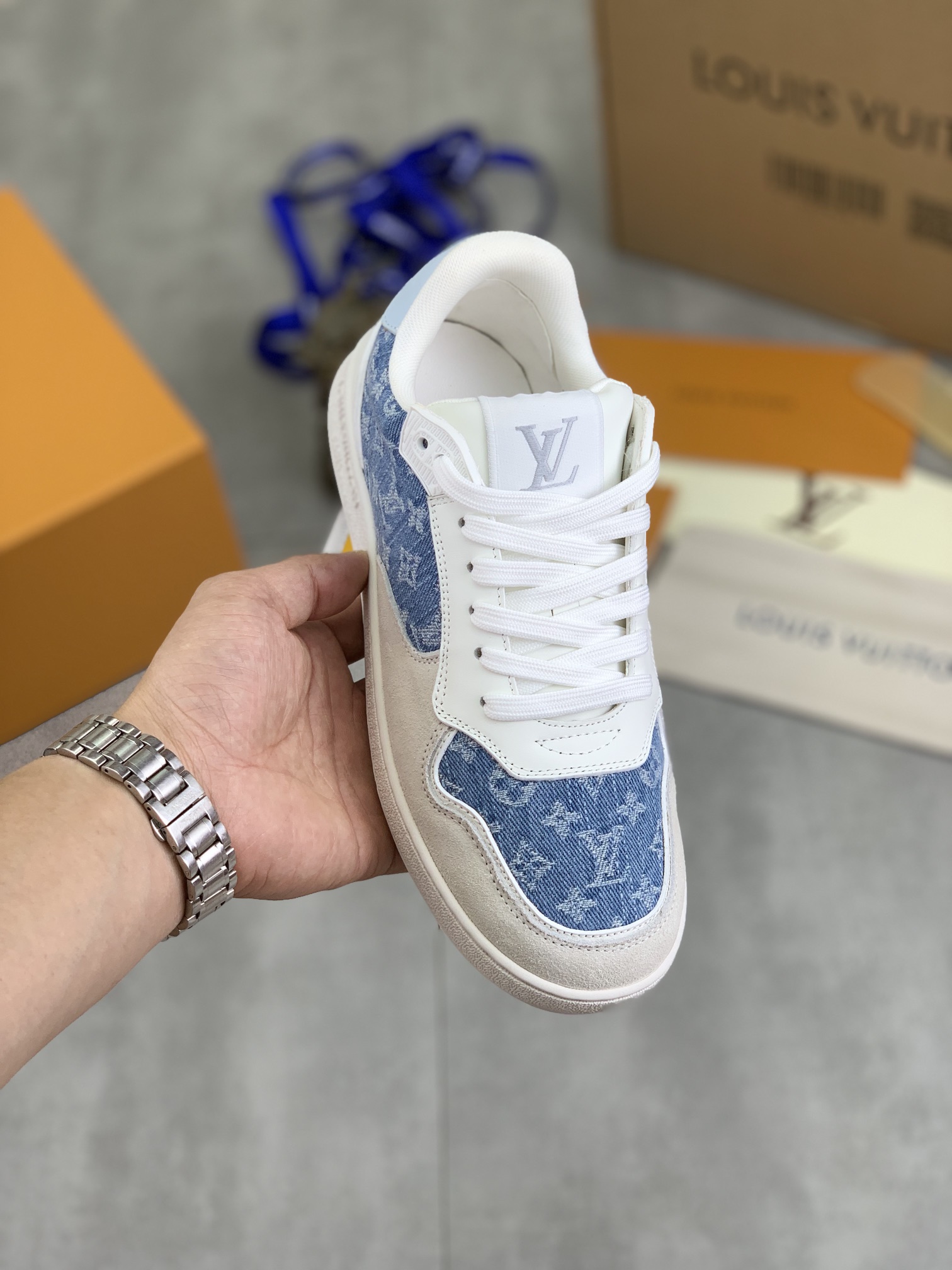 NO:271877,Real price, a new LV style that is exciting at first glance, nautical embroidered sneakers, new LV Confetti series, black and white color matching, full leather material, suede spliced ​​calfskin!  The embroidery layout is embroidery of L's navigation elements, which is super exquisite and beautiful!  Beautiful shoes are treasures in the world, and you are the ideals in the world when wearing beautiful shoes!  You deserve to have the same size as men and women. 35-45 (46 customized) 8 colors available. Exquisite packaging aircraft box, louis vuitton, louis vuitton, sneakers, cowhide, chamois leather19860909实价 一眼心动的LV新款 航海刺绣运动鞋 新品LV Confetti系列 黑白配色,是全皮材质.麂皮拼接小牛皮！ 刺绣版面是L家航海元素的刺绣,超级精致好看！ 漂亮鞋子是人间宝藏,穿漂亮鞋子的你是人间理想！你值得拥有 男女同款码数35-45（46定做） 8色可选 精美包装飞机盒,,louis vuitton,louis vuitton,sneakers,cowhide,chamois leather,Men's shoes