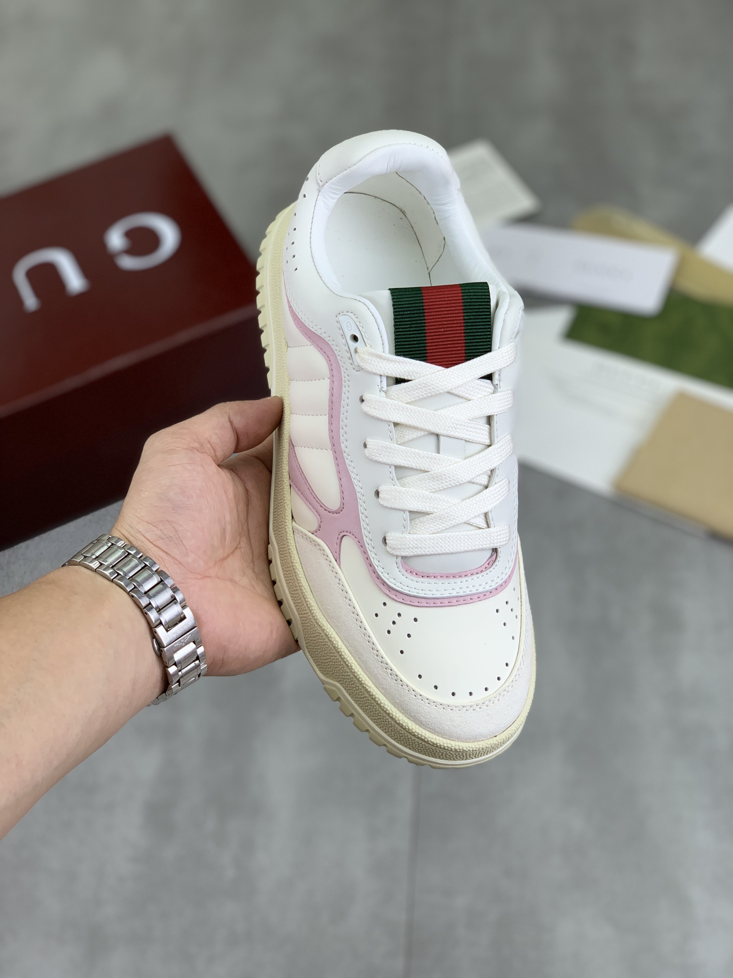 NO:604709,Real price Gucci Gucci couple's autumn and winter low-profile catwalk casual sneakers, top version!  The oil edge craftsmanship is reproduced one to one. New model for early spring, creating a perfect style, cool and sassy, ​​c-position fashionable wear, classic shoe style with retro and futuristic feel, showing exquisite texture!  Mold customization of high-density outsole. Full set of packaging equipment. Size: women's 35-40. Fabric imported calfskin punching, lining imported original sheepskin lining, gucci, gucci, sneakers, cowhide, sheepskin19860909实价 Gucci 古驰情侣款秋冬低邦走秀款休闲运动鞋,顶级版本！油边工艺一比一复刻.早春新款,打造属于完美的风格,又酷又飒 c位时髦穿搭 带复古加未来感经典鞋型,呈现出精致质感！开模定制高密大底.全套包装配备. 码数:女35-40 面料进口小牛皮冲孔 内里进口原版羊皮内里,,gucci,gucci,sneakers,cowhide,sheepskin,Men's shoes