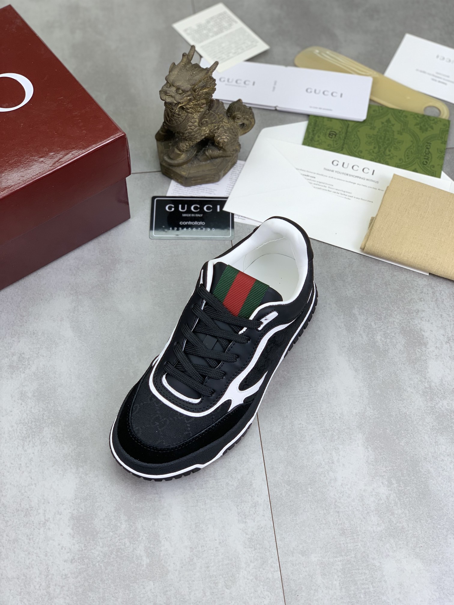 NO:604719,Real price Gucci Gucci couple's autumn and winter low-profile catwalk casual sneakers, top version!  The oil edge craftsmanship is reproduced one to one. New model for early spring, creating a perfect style, cool and sassy, ​​c-position fashionable wear, classic shoe style with retro and futuristic feel, showing exquisite texture!  Mold customization of high-density outsole. Full set of packaging equipment. Size: women's 35-40 men's 39-45. Fabric imported calfskin punching, lining imported original sheepskin lining, gucci, gucci, sneakers, cowhide, sheepskin19860909实价 Gucci 古驰情侣款秋冬低邦走秀款休闲运动鞋,顶级版本！油边工艺一比一复刻.早春新款,打造属于完美的风格,又酷又飒 c位时髦穿搭 带复古加未来感经典鞋型,呈现出精致质感！开模定制高密大底.全套包装配备. 码数:女35-40 男39-45 面料进口小牛皮冲孔 内里进口原版羊皮内里,,gucci,gucci,sneakers,cowhide,sheepskin,Men's shoes