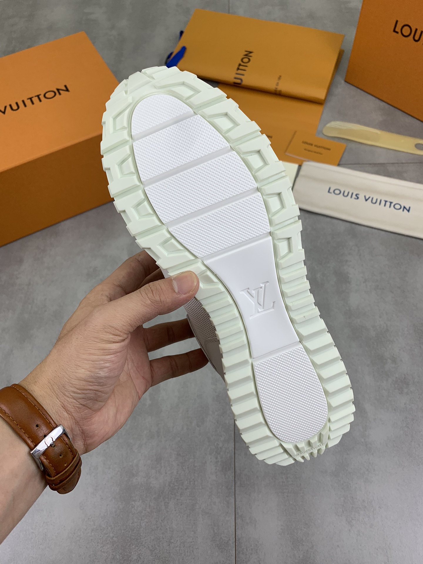 Louis Vuitton Men's White Leather Run Away Sneakers Size 38-44 9 i1722099374 7080 0